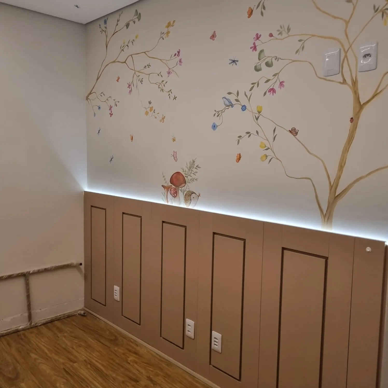 Mural infantil personalizado en habitación de bebé — pintores Montevideo